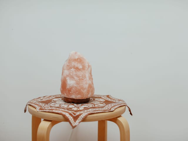 Therapieklangschalen, Gong und Zimbeln auf der Matte für eine Klangmassage bereitgelegt